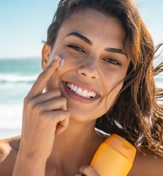 Top 5 Sunscreens for Women Over 30_ Protecting and Nourishing Your Skin (1)